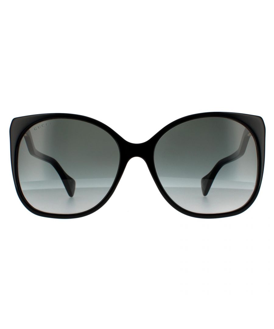 Gucci zonnebrillen GG1010S 001 Zwart grijs zijn een rechthoekige frame gemaakt van lichtgewicht acetaat. Ze zijn verfraaid met het in elkaar grijpende GG -logo op elke tempel voor merkauthenticiteit.