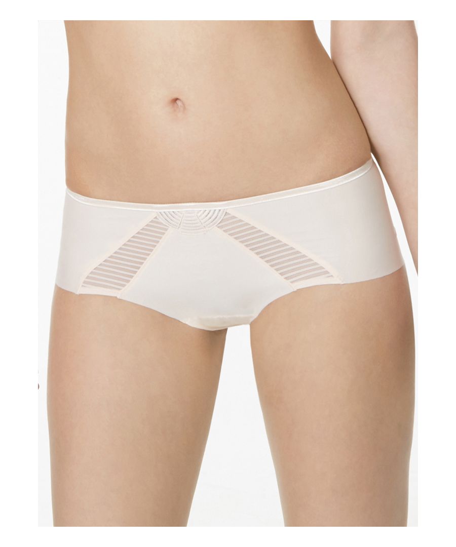 This pretty shoty brief features pretty striped mesh panels with pretty embroidery detail at the front centre and a triangle mesh panel at the back to coordinate. This offers no visible panty line under clothes.