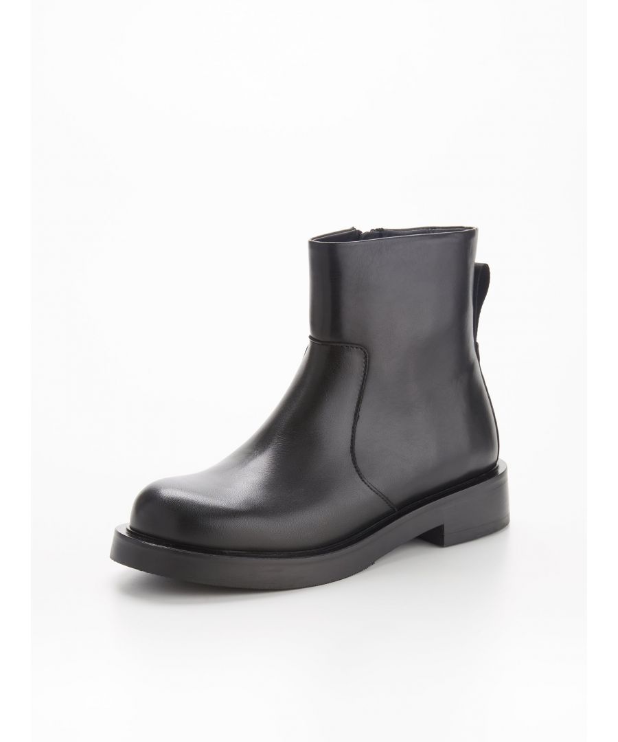 • 100% Calfskin • Flat heel. Zip fastening