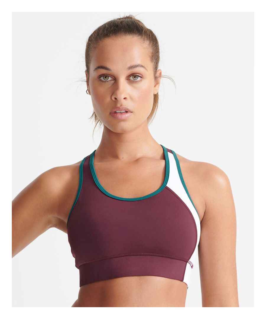 Look and feel great at the gym this season with the Training Asymmetric Bra. Featuring Breathable material that allows you to stay dry and cool while you train.Elasticated hemRacerbackSupportive paddingSignature branding