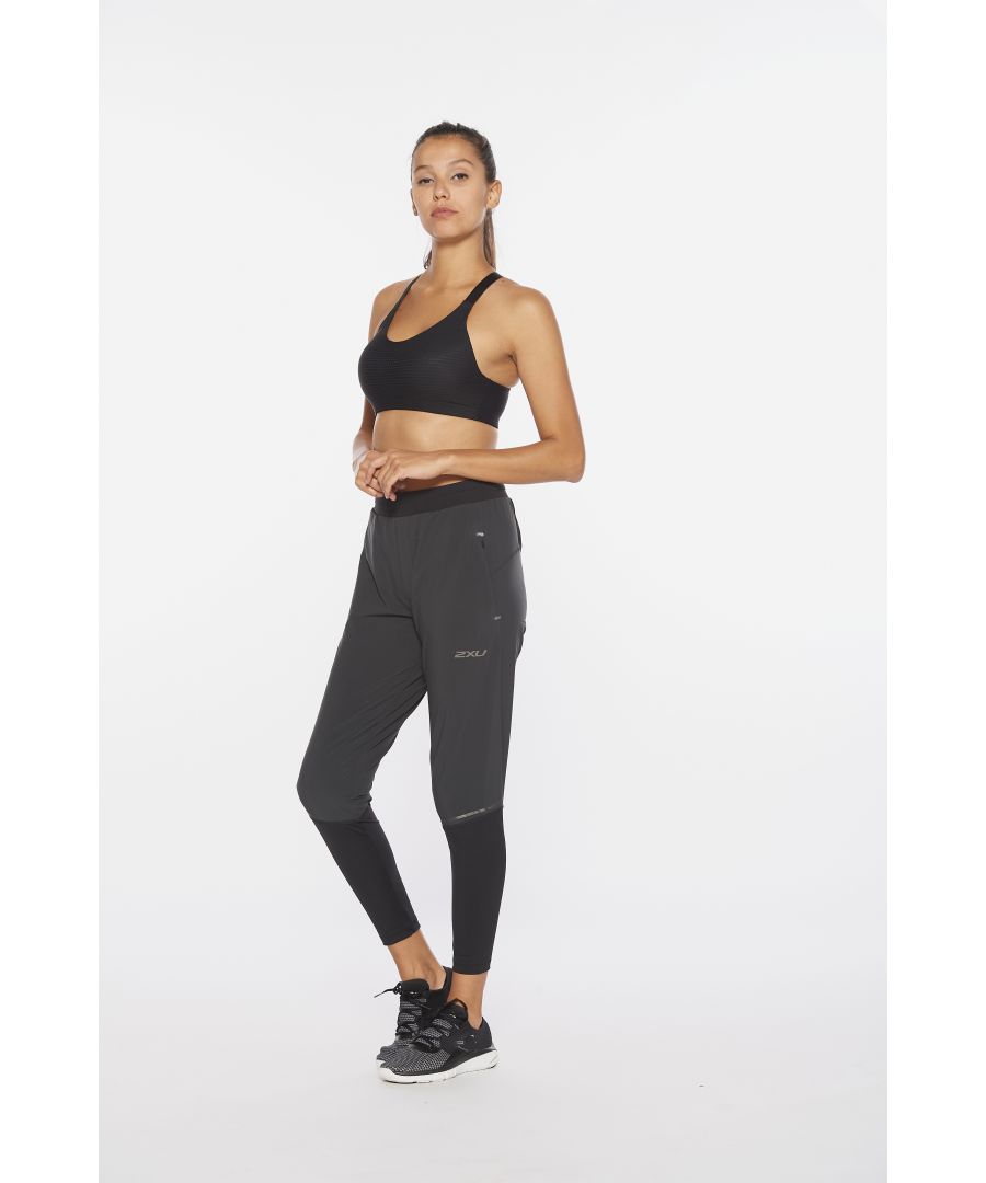 Built from a lightweight, breathable 4-way stretch woven, the Light Speed Jogger, provides coverage and flexibility in motion so you can focus on the run ahead.