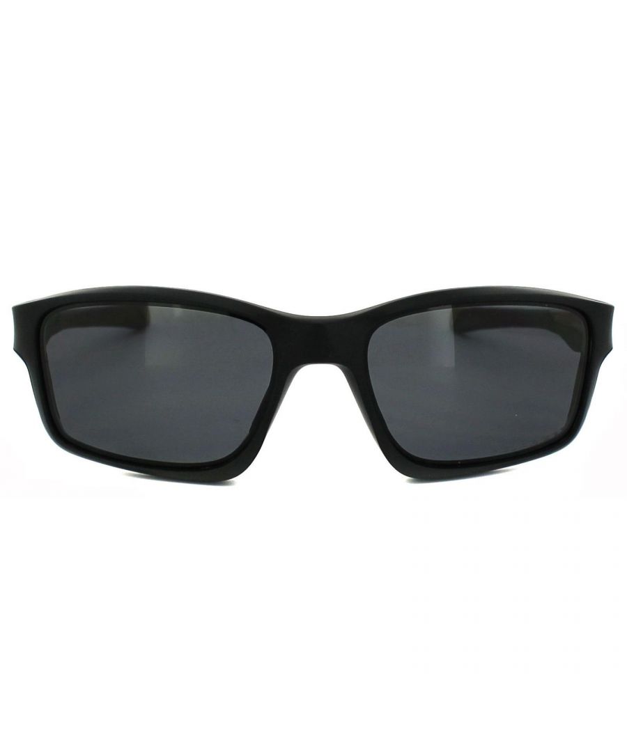 Oakley zonnebril ChainLink 9247-15 Covert Matt Black Gray Polarisated zijn gebaseerd op het ontwerp van het populaire crosslink-receptframe en biedt superieure bescherming en comfort dankzij de driepuntsfit van Oakley. De UNOBTANIUM OOR SOCKS EN NOE -KAMS Zorg voor een veilige pasvorm de hele dag, ongeacht de activiteit of omgeving als de grip verbetert met transpiratie.