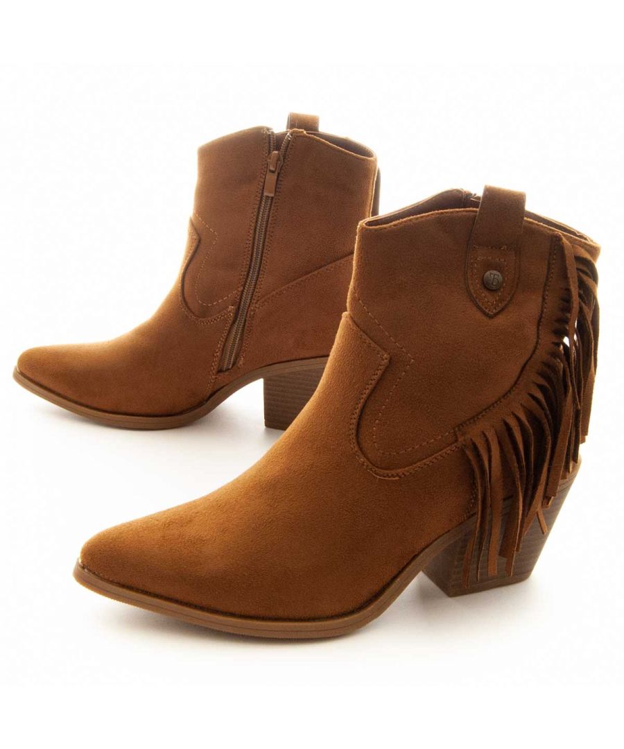 Cowboy booty with fringes for women. Perfect style that adapts to the shape of your foot. Resistant and lasting non-slip rubber sole to avoid slippage. Doubly reinforced for greater durability. Padded plant that adapts to the foot and also reduces the impact of the tread.