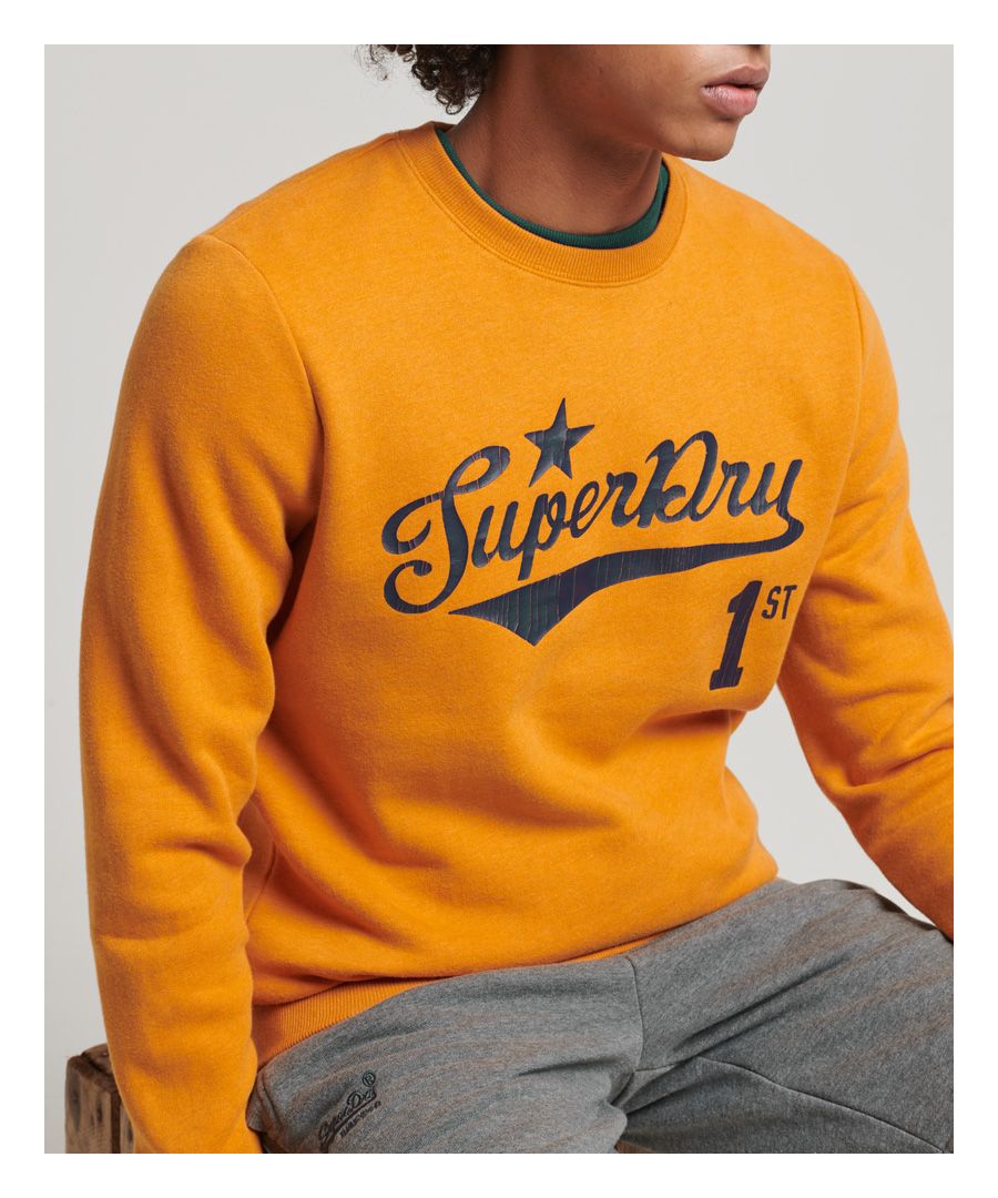 The retro aesthetic of Americana inspires to mix classic designs with original twists. Layer up in this sweatshirt for a vintage flair and premium comfort.Relaxed fit – the classic Superdry fit. Not too slim, not too loose, just right. Go for your normal sizeCrew neck collarLong sleevesRibbed trimsSignature Superdry patch