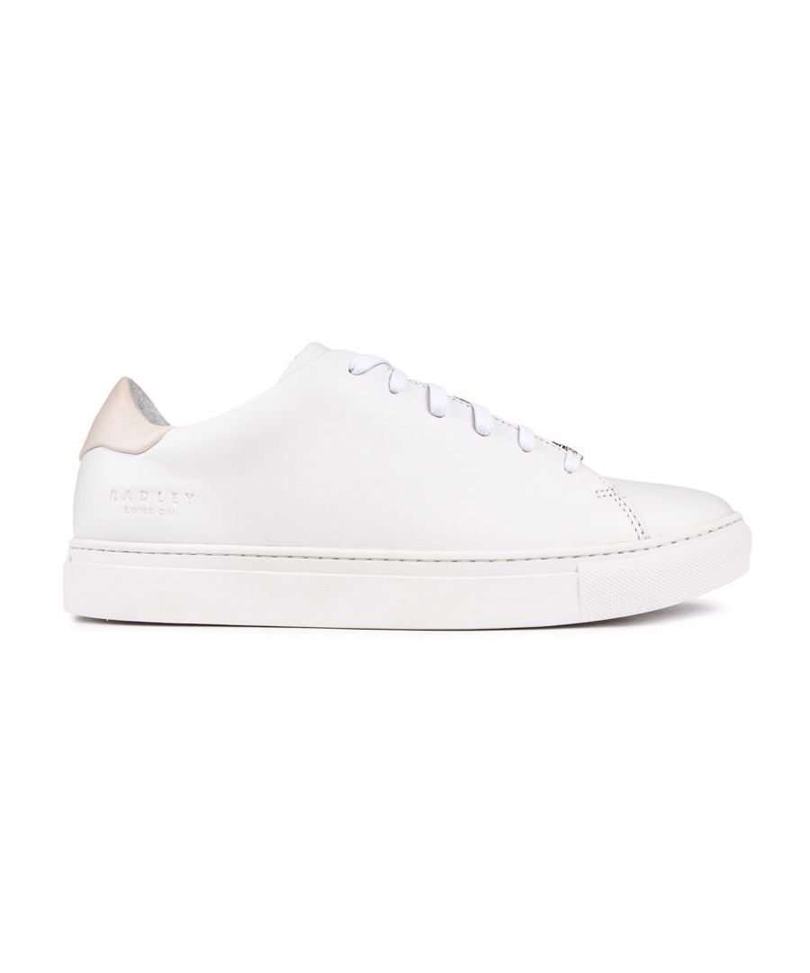 Een verfijnde veterschoen uit de Malton-collectie van Radley. voorzien van een gewatteerde kraag. gedempt voetbed en kenmerkende branding. Deze witte leren tennissneaker is ontworpen met een bovenwerk met textuurafwerking. lichtroze hakdetail en een stevige witte zool.