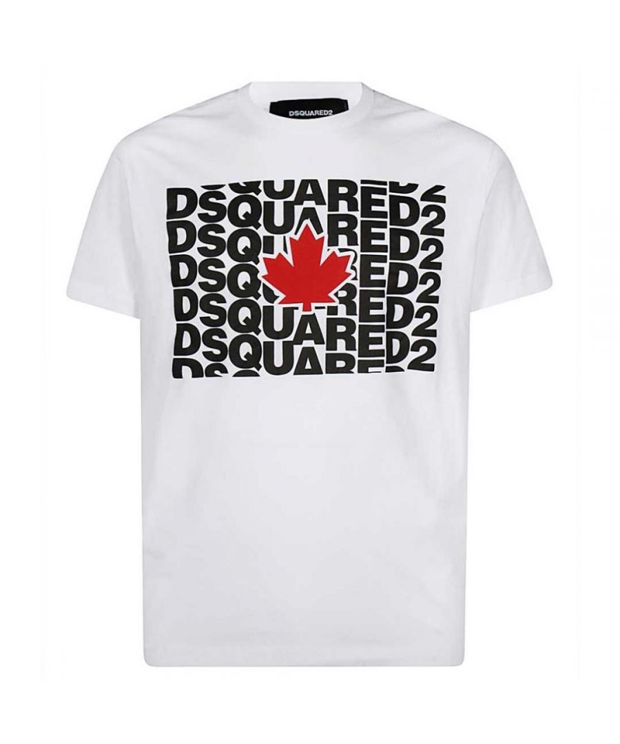 Wit T-shirt met Dsquared2-logovlag. D2 wit T-shirt met korte mouwen. Cool Fit-stijl, valt op maat. 100% katoen, gemaakt in Portugal. D2 Logo Vlag Maple Leaf Branding. S74GD0827 S22427 100