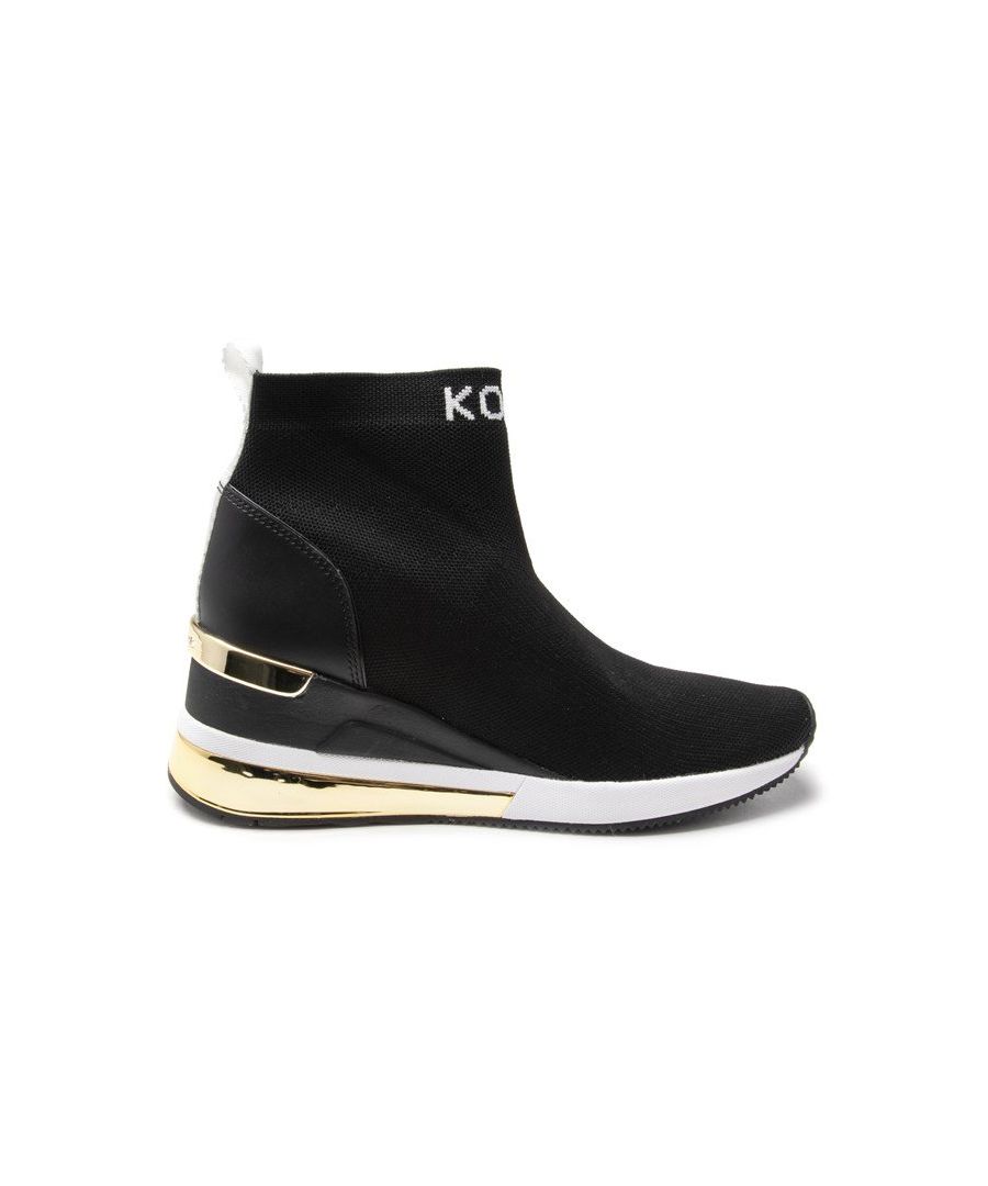 Omarm de sokkenlaarzentrend met Skyler Bootie van ontwerper Michael Kors. Het gestroomlijnde zwarte elastische bovenwerk van deze instaplaars met sleehak wordt verder gecomplimenteerd met een stevige rubberen zool, compleet met een merkhiellipje voor een sportieve luxe afwerking.