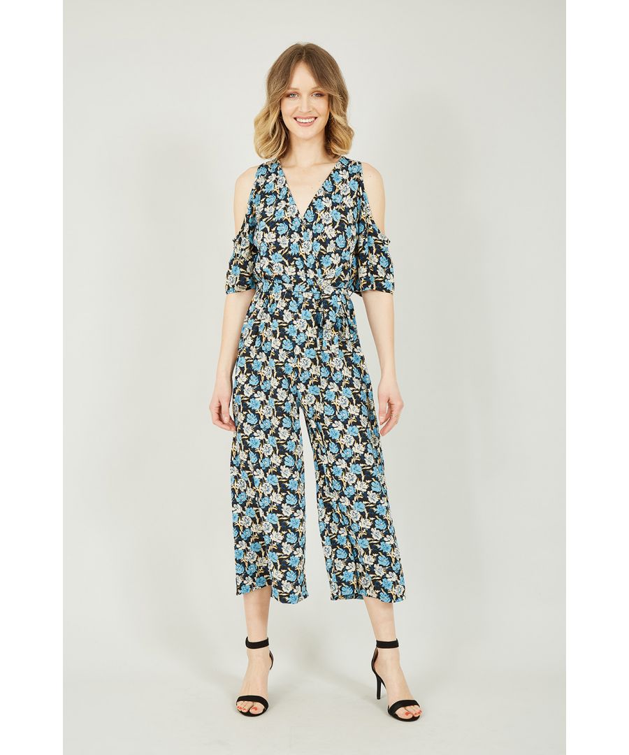 Keep it cool in the Mela Flower Cold Shoulder Jumpsuit. The cut out shoulder and v neckline offer a modern shape, with the casual wide leg trouser and cinched in waist finishing this sweet silhouette. The bold blue flower print is a stand out, style with chunky accessories for maximum impact, or throw on a leather jacket to up the style stakes.