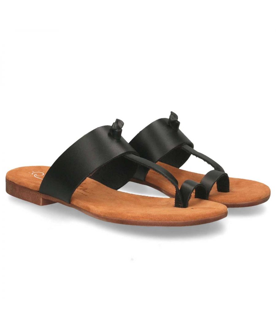 Sandal for women. Made of natural leather. Padded template. Non -slip sole. Comfortable sock. Fresh and light. Trend. Purapiel guarantee, 10 years warranty. Capsule collection in collaboration with the brand.
