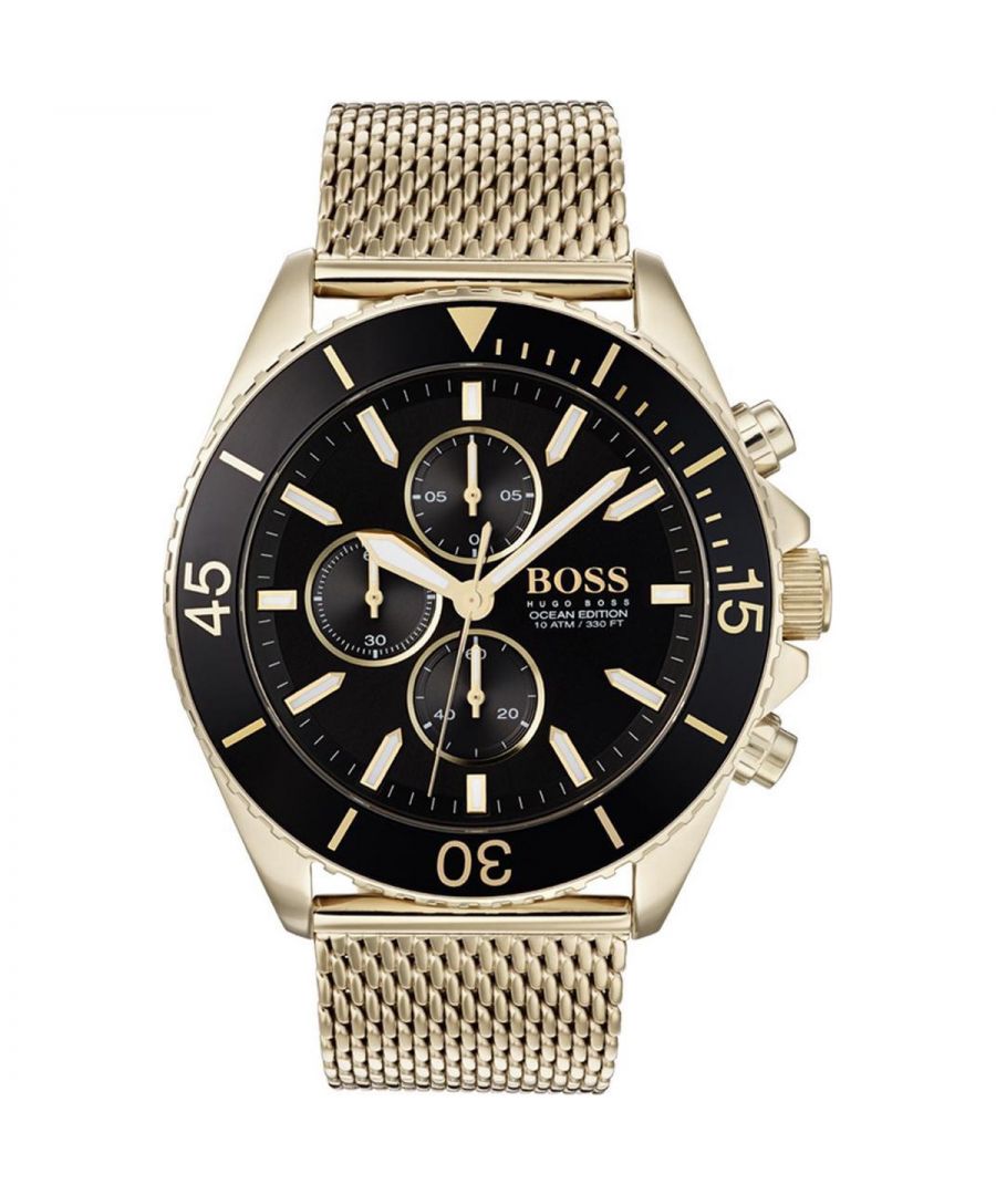 Stijlvol heren horloge van het merk Hugo Boss. Het horloge heeft een polsbandje dat gemakkelijk kleiner gemaakt kan worden, de kast heeft een diameter van 46mm en het uurwerk is van Quartz.  Merk: Hugo BossModelnaam: 1513703 (46mm)Categorie: heren horlogeMaterialen: edelstaalKleur: goud, zwart