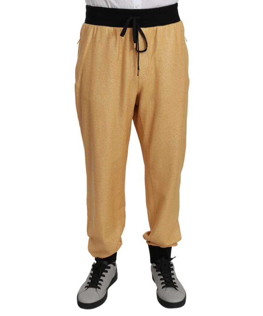 DOLCE & GABBANA Schitterende gloednieuw met tags 100% Authentieke Dolce & Gabbana sweatpants Stijl: Casual sweatpants Kleur: Goud met multicolor motief Collectie: 2019 Jaar van het Varken, Super Varken Pasvorm: Regular fit Twee voor- en één achterzakken met ritssluiting Stretch tailleband met trekkoordsluiting Logo details Made in Italy Zeer exclusief en hoog vakmanschap Materiaal: 100% Katoen