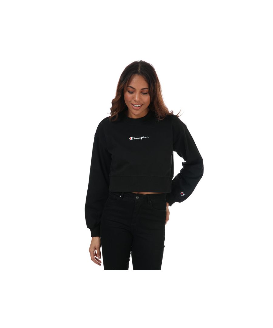 Womens Champion Script Logo Cropped Boxy Sweatshirt in black.- Ribbed crew neck. - Long sleeves.- Ribbed cuffs and hem.- Cropped length.- Heavyweight combed cotton terry fabric.- Boxy fit.- Script logo detail.- C logo embroidered on the sleeve.- Oversized fit.- Body Fabric: 100% Cotton. Rib Trim: 98% Cotton  2% Elastane.  - Ref: 112685KK001