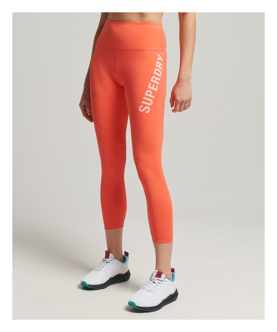 Ga tot het uiterste met deze legging. Vederlicht, comfortabel en flexibel, geschikt voor elke activiteit. Een geweldige keuze voor elke dag.Aansluitend: Een nauw op het lichaam aansluitende pasvorm.Ademende stof - Laat lucht en vocht door het materiaal gaan zodat je comfortabel blijftVochtafvoerend - Helpt je lichaamstemperatuur te reguleren door transpiratievocht van het lichaam weg te leiden en via de buitenkant van de stof af te voerenElastische taillebandCore-logoprint op de tailleband7/8 beenlengteSuperdry-logoprint op de linkerpijp