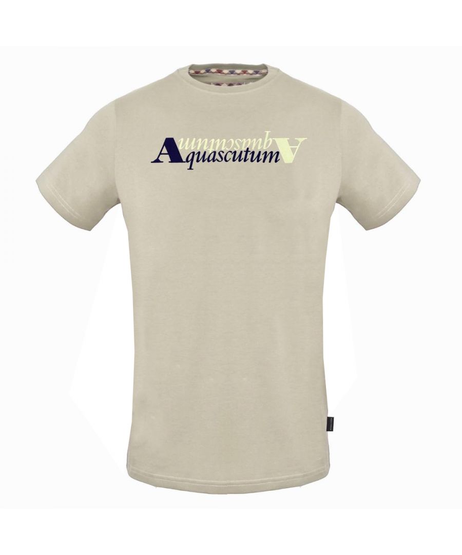 Beige T-shirt met reflecterend Aquascutum-logo. Beige T-shirt met reflecterend Aquascutum-logo. Ronde hals, korte mouwen. Elastische pasvorm 95% katoen, 5% elastaan. Normale pasvorm, past volgens de maat. Stijl TSIA25 12