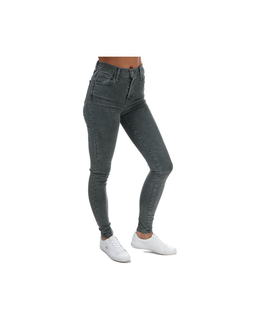 Hazy brain/grijze Levi's 720 superskinny jeans met hoge taille voor dames.<br /><br />De kenmerkende pasvorm van de Levi's 700-serie zorgt voor de ultieme fantastische uitziende jeans die je elke dag opnieuw voor een mooi, gelift, figuur geeft. De 720 superskinny jeans met hoge taille flatteert je taille en geeft je een mooi figuur door de strakke, maar comfortabele, hoge pasvorm.<br /><br />- Klassieke ontwerp met 5 zakken. <br />- Ritssluiting met knoop. <br />- Levi's ontwerp met hyperstretch bevat een geavanceerde mix van Lycra® en katoenvezels voor een extreme stretch.<br />- Slank bij zowel de heupen als de dijen. <br />- Hoge taille = 25 cm. <br />- Skinny broekspijpen = opening van 22 cm.<br />- Superskinny-pasvorm. <br />- Extra korte binnenbeenlengte ca. 71 cm., korte binnenbeenlengte ca. 76 cm., normale binnenbeenlengte ca. 81 cm., lange binnenbeenlengte ca. 86 cm. <br />- 73% katoen, 13% lyocell, 9% polyester, 5% elastaan. Machinewasbaar.<br />- Ref: 52797-0214<br /><br />Afmetingen zijn slechts bedoeld als richtlijn.