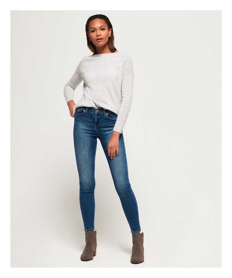 Superdry Super Vintage Skinny Mid Rise-jeans voor dames uit de Premium Denim-reeks. Deze super skinny jeans met middelhoge taille is ontworpen om te flatteren en heeft een authentieke wassing met contrasterend stiksel voor een vintage retrolook. Met rits- en knoopsluiting, een klassiek ontwerp met vijf zakken en een Superdry-logopatch op de achterkant van de tailleband. Voor de perfecte pasvorm is de SuperVintage Mid Rise Super skinny jeans gemaakt van stretchstof om met je mee te bewegen, terwijl hij de hele dag door zijn vorm behoudt. Aangevuld met een metalen Superdry badge op het muntzakje, is deze veelzijdige jeans perfect te combineren met alles van gebreide kleding tot T-shirts.