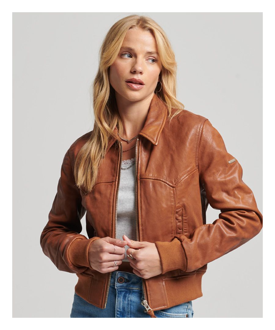 Maak je vintage look compleet met de Indie Club-jas van 100% lamsleer, voorzien van twee voorzakken en geribde details.Slimfit – valt nauwer om het lichaam voor een strakkere lookRitssluitingStandaardkraagVoorzakken met drukknopenGeribde zoom en boordenMetalen logolabel