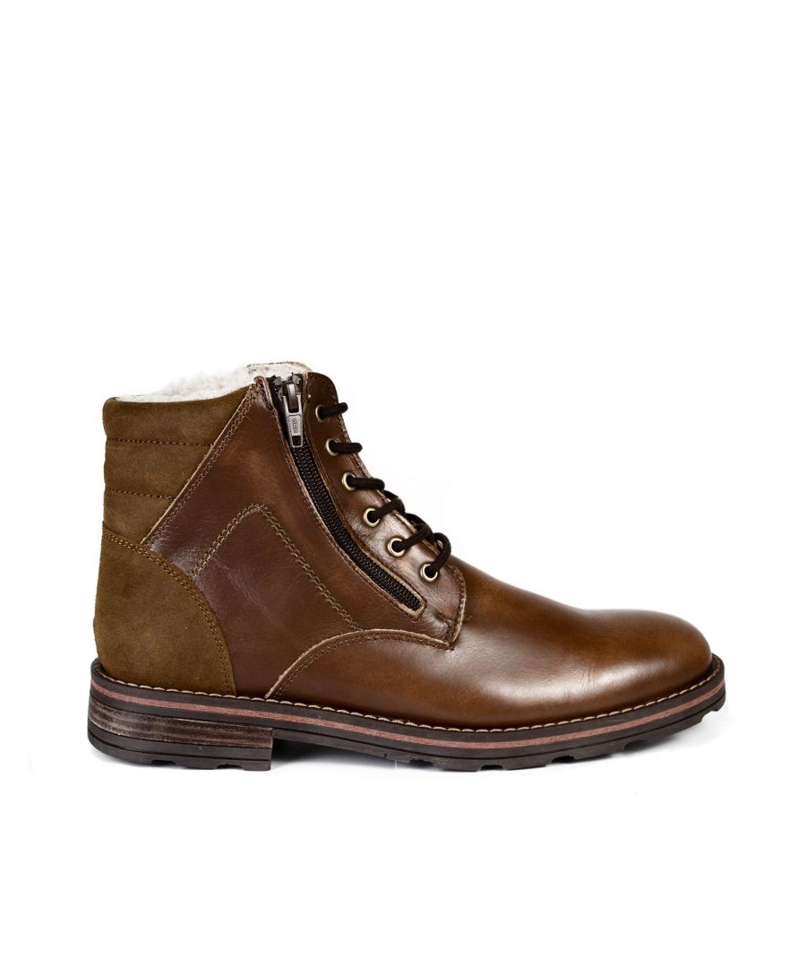 Leather boot by Son Castellanisimos. Closure: laces. Outer: leather. Inside: leather. Insole: leather. Sole: non-slip. Heel: 3,3 cm.