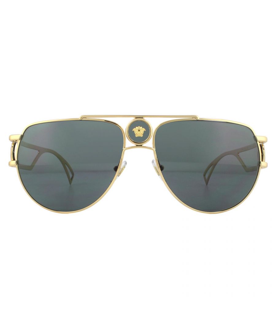 Versace zonnebrillen VE2225 100287 Gold Gray zijn een onderscheidend vliegerontwerp met een open draadframe en iconische medusa -emblemen voor authenticiteit.
