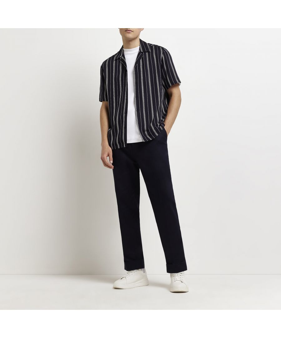 > Brand: River Island> Department: Men> Colour: Navy> Type: Button-Up> Size Type: Regular> Material Composition: 100% Viscose> Material: Viscose> Fit: Classic> Pattern: Striped> Occasion: Casual> Season: SS22> Sleeve Length: Short Sleeve> Neckline: Collared> Closure: Button> Collar Style: Spread
