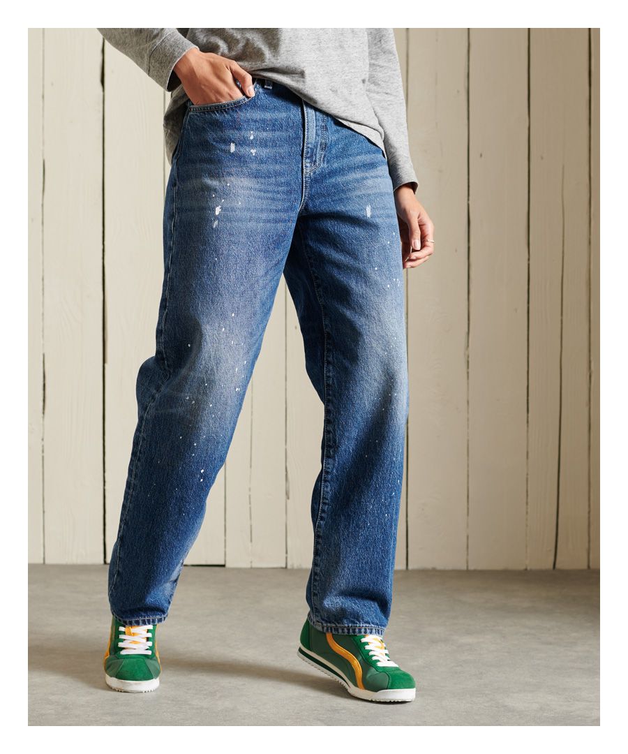 Er zijn maar weinig casual outfits die niet gebaat zijn bij wat goed denim. De Barrel-jeans heeft een pasvorm die verschilt van andere jeans en voegt nog een dimensie toe aan je garderobe.Wijde, taps toelopende pijpen. Hoge taille, losvallende pijpen tot net boven de enkelKlassiek ontwerp met 5 zakkenRitssluitingRiemlussenHardware met merklogoLogolabel op taillebandMuntzakje met logolabel