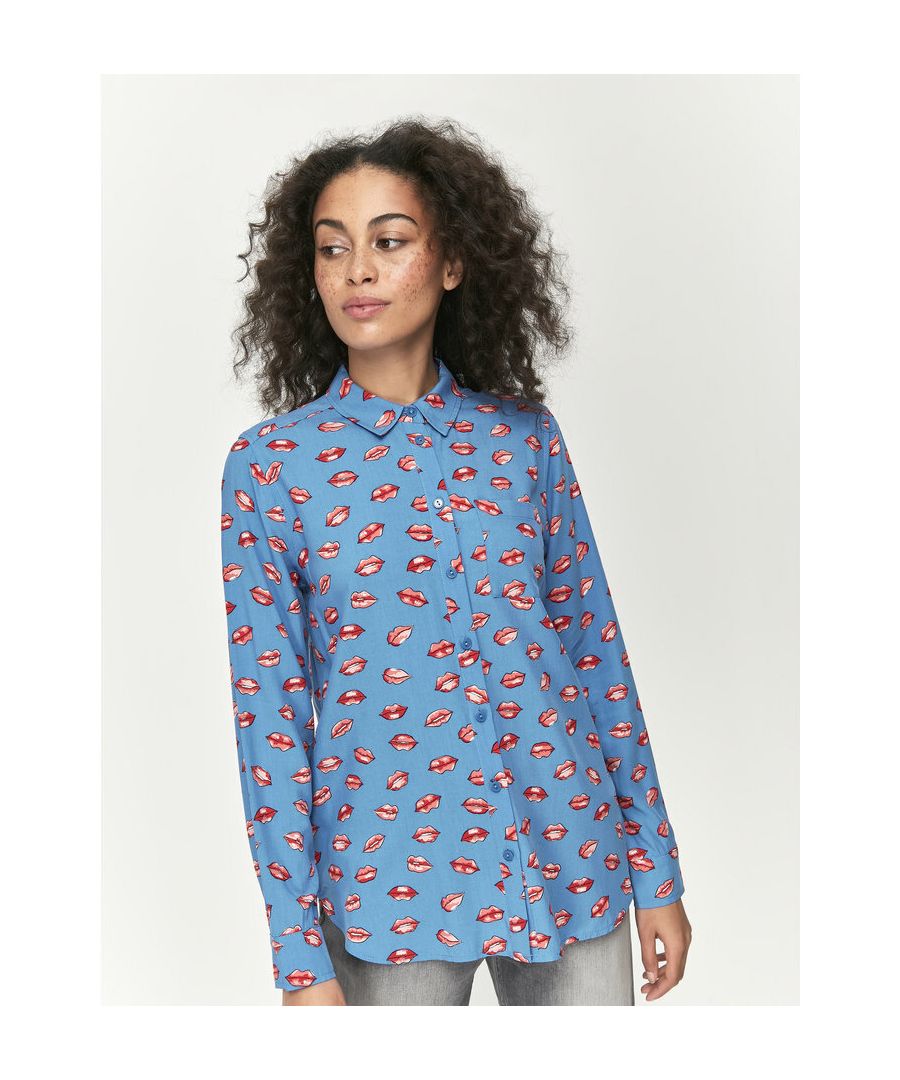 This shirt from Khost Clothing comes in a blue shade with a pretty lips print. Featuring long sleeves, this shirt also comes with a collar, button fastening and a front pocket on the chest. Pair with jeans for an on-trend everyday look. Contains ECOVERO.