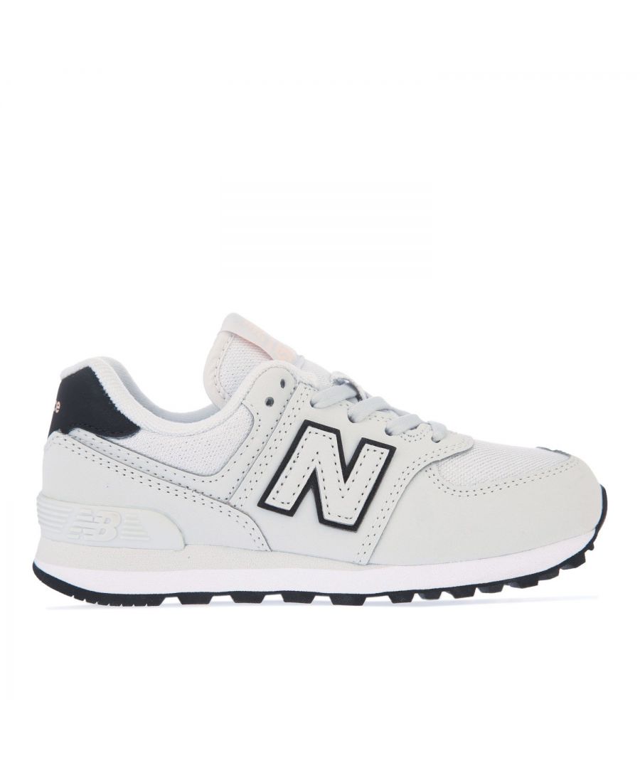 Children Girls New Balance 574 Trainers in light grey.- Lace fastening. - Lightly padded ankle and tongue.- Branding to heel  side and tongue.- Rubber outsole. - Texile and Synthetic upper  Textile lining  Synthetic sole.- Ref.: PC574FG2
