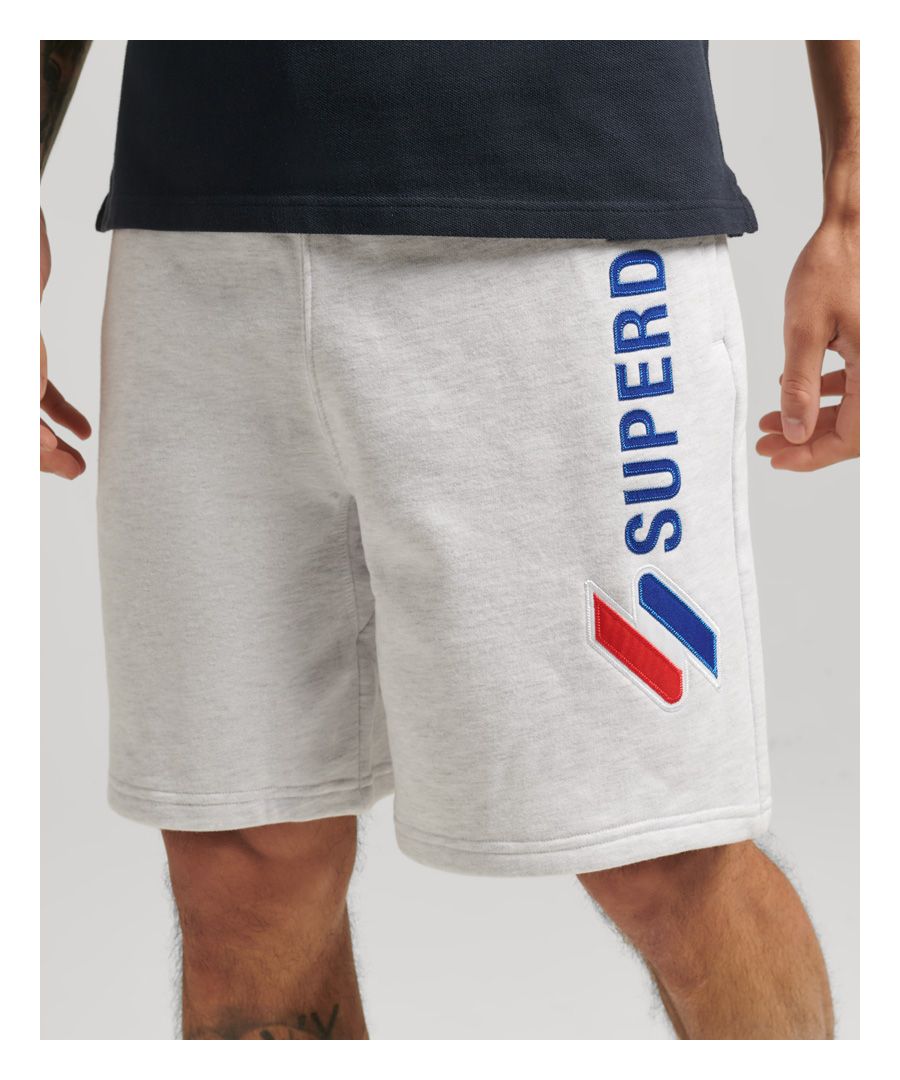 Whether you're looking for a sporty look or just something you can relax in, the Sportstyle Applique Shorts are ideal for you.Relaxed fit – the classic Superdry fit. Not too slim, not too loose, just right. Go for your normal sizeInvisible drawstring waistThree pocketsSignature logo patchApplique graphic