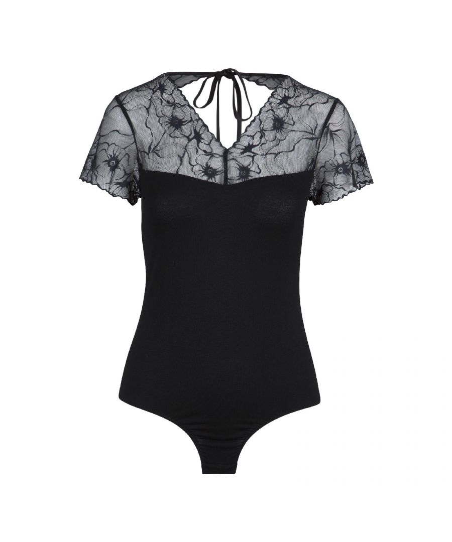 Black Lace… In love with black lace! Dit zwarte bloemenmotief zorgt voor een stoere en glamoureuze look. De body is door de combinatie met kant semi-transparant. De achterkant is vast te knopen doormiddel van een veterdetail.