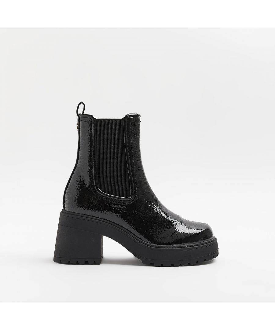 > Brand: River Island> Department: Women> Type: Boot> Style: Chelsea> Material Composition: Material Composition: Upper: PU, Sole: Rubber> Upper Material: PU> Occasion: Casual> Season: AW22> Pattern: No Pattern> Closure: Pull On> Shoe Width: E> Toe Shape: Round Toe> Heel Style: Chunky