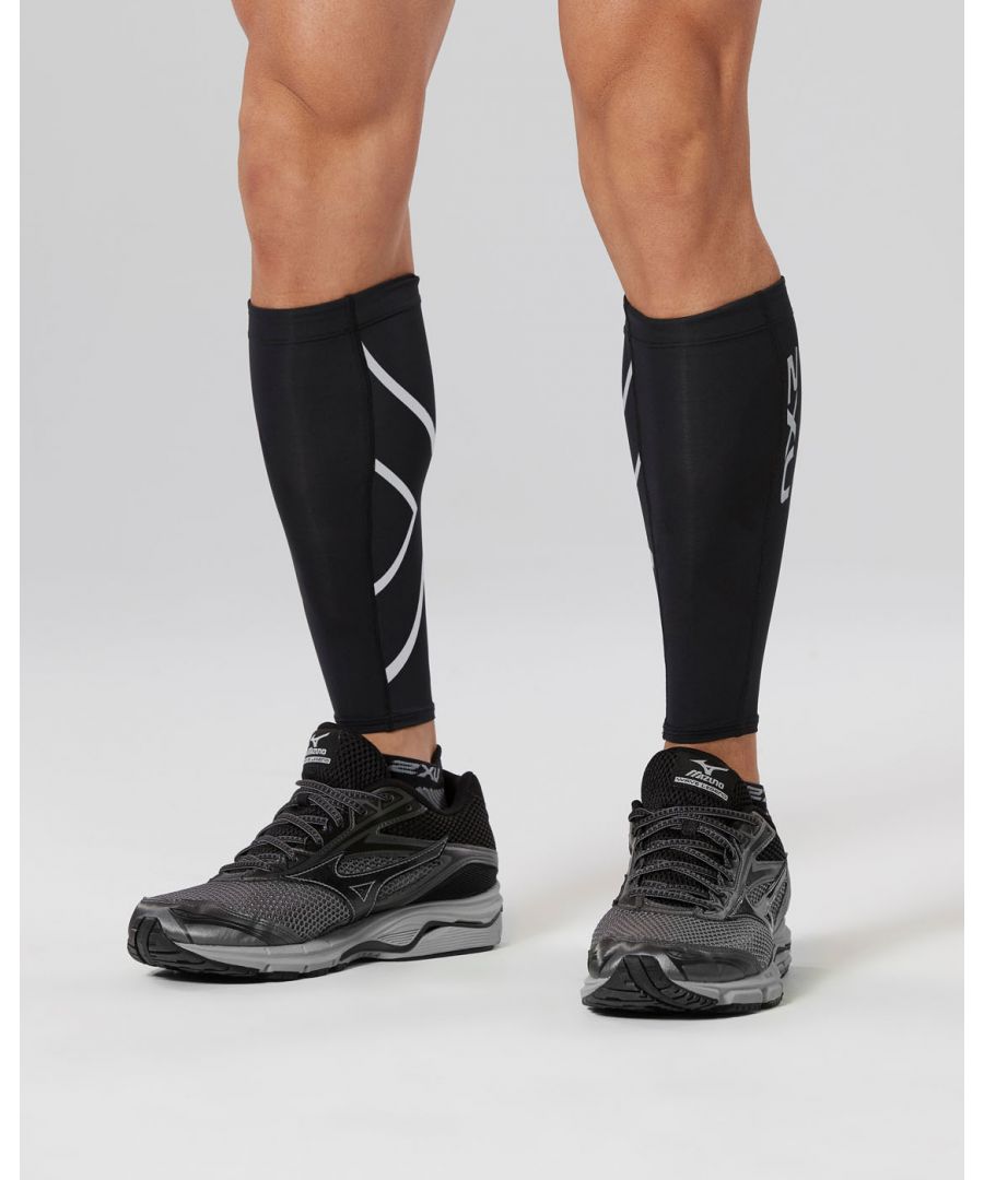 With powerful compression support for the entire lower leg, the Compression Arm Guard, is a versatile active piece that can be worn on its own, with your favourite pair of socks or even under your wetsuit for faster transition times in triathlon.