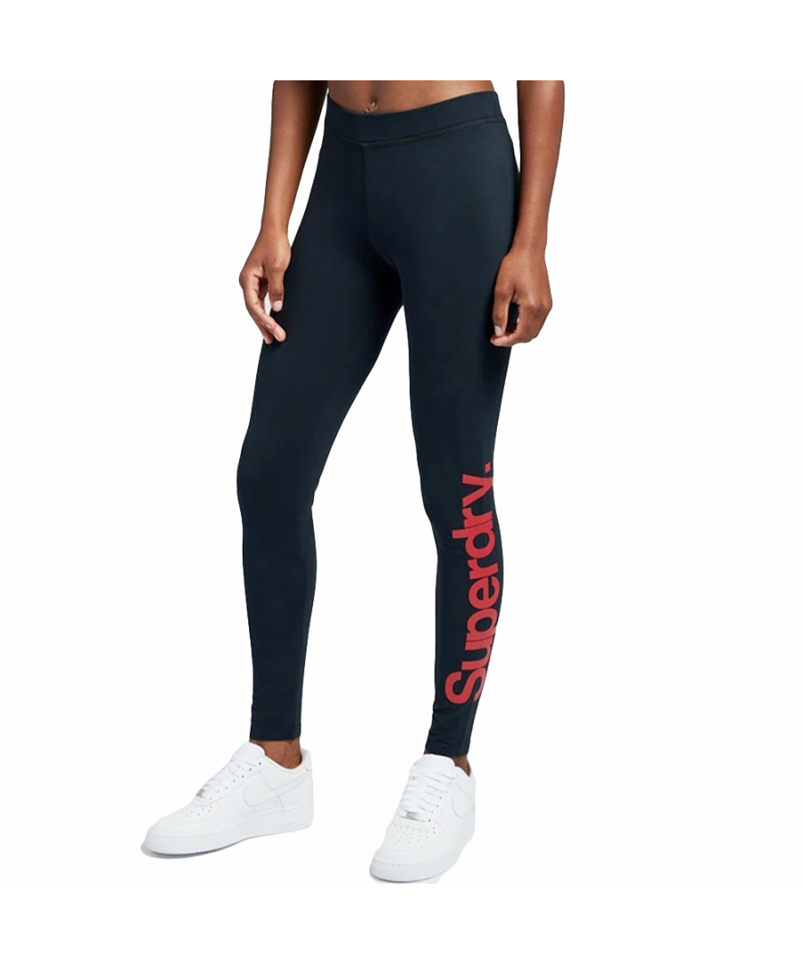Ontspan dit seizoen in onze Core-legging met logo en print. Combineer hem met een klassiek T-shirt en een sweatshirt voor de perfecte look.Elastische taillebandVolledige lengte tot op de enkelSuperdry-logo's op een van de broekspijpen