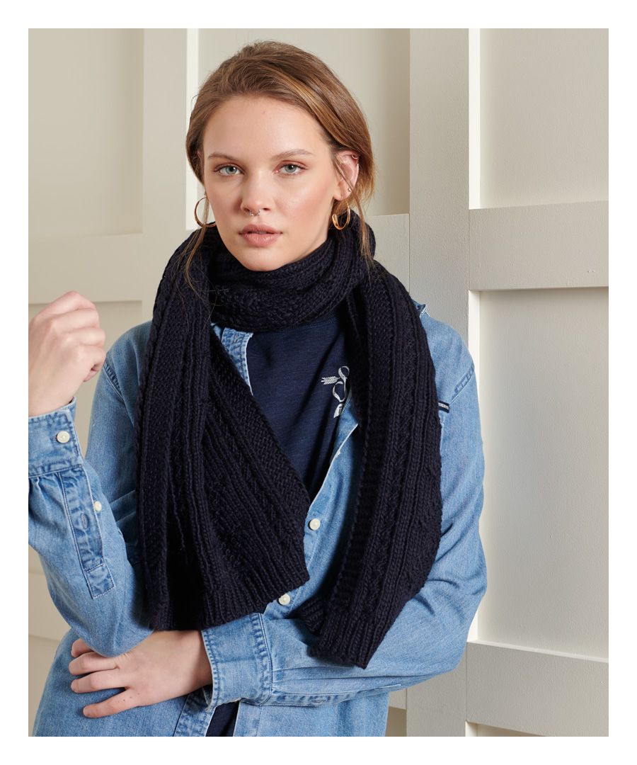 Get a sophisticated and smart look with the Lannah cable scarf, designed to keep you feeling warm and look stylish.Cable knitSignature logo badgeL: 154cm x W: 34cm