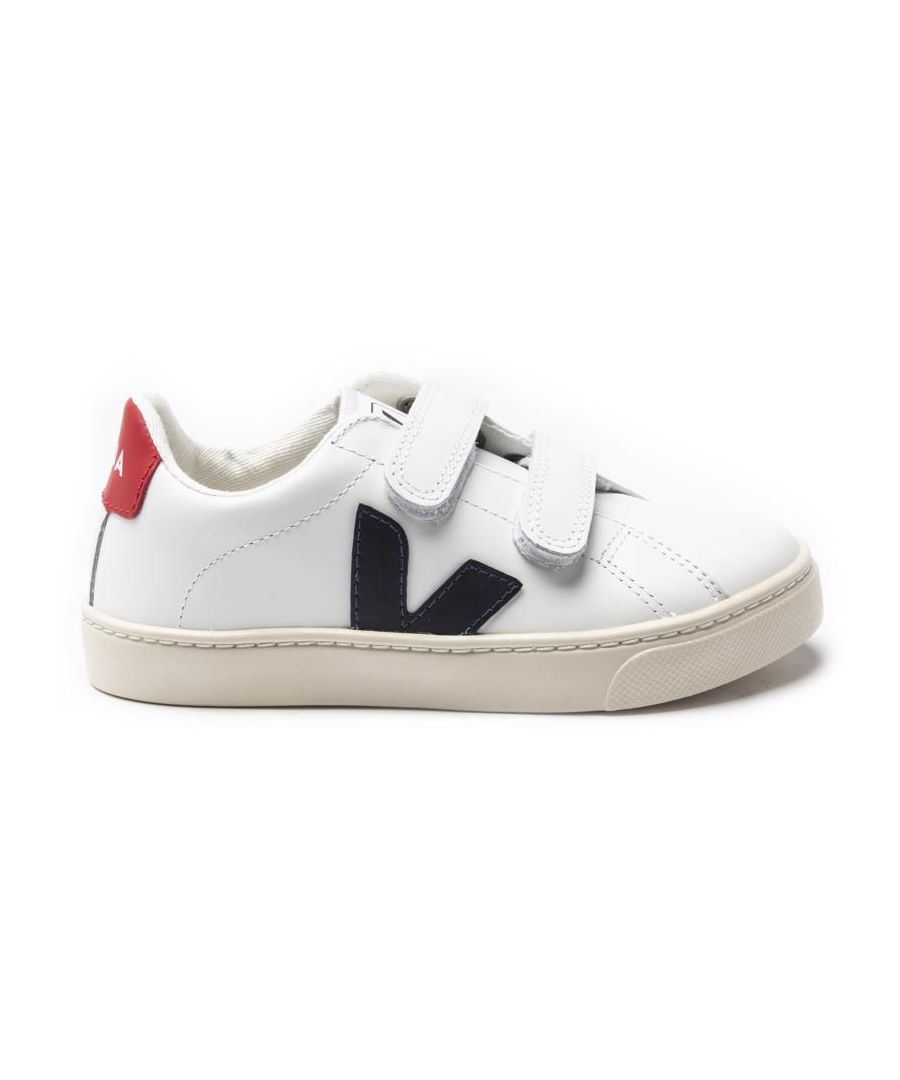 Verkleed je toekomstige fashionista's in stijl met de Esplar Velcro kindersneakers van het cultmerk Veja. De frisse witte sneakers zijn gemaakt van zacht leer en aangevuld met dubbele klittenbandsluitingen voor een veilige en comfortabele pasvorm.