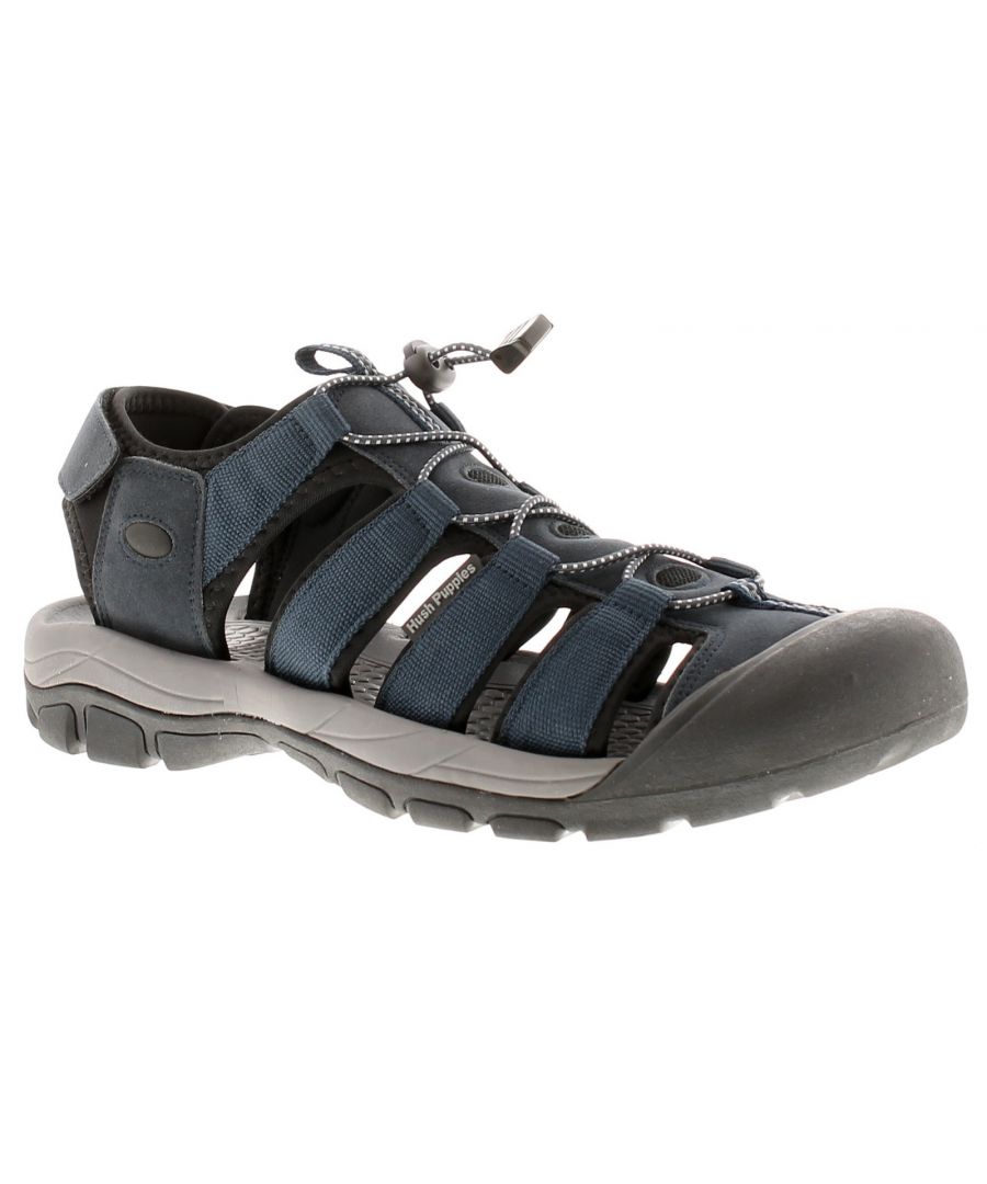 De Peru Bungee-sandaal voor heren van Hush Puppies heeft een enkelbandje met klittenband en een knevelsluiting voor extra pasvormaanpassing. De slijtvaste rubberen zool met teenbeschermer beschermt je voeten en stelt je in staat om het buitenleven te verkennen en te genieten van zowel avontuurlijke als ontspannende zomerdagen.