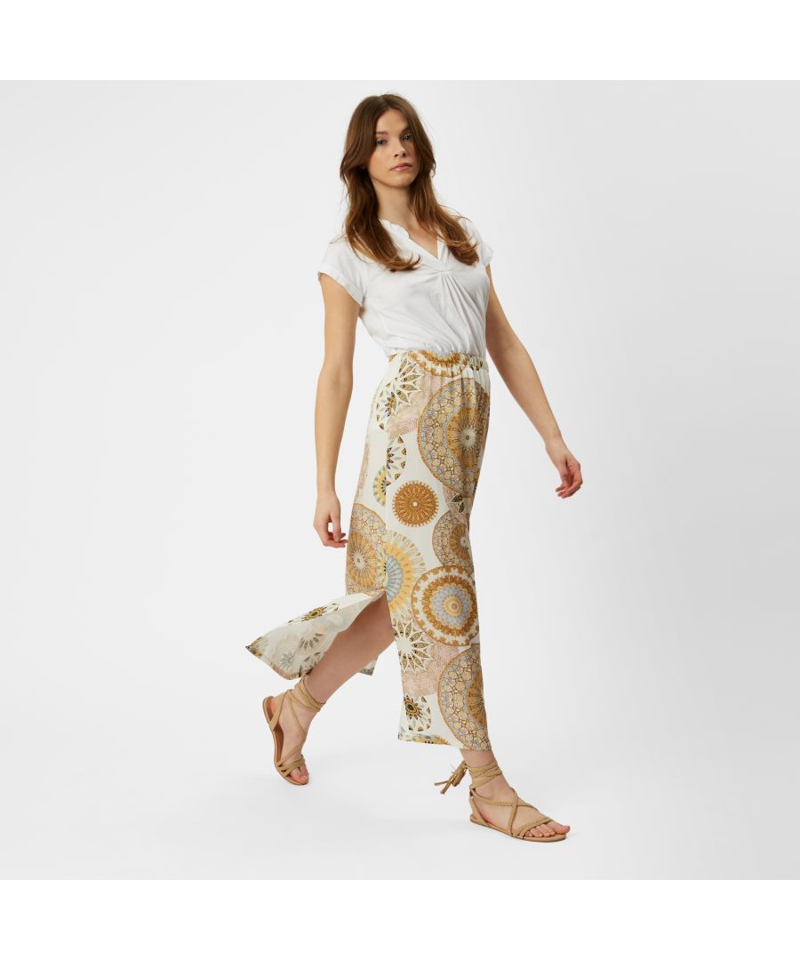 Featuring a striking bold print, side splits and elaticated waist, this maxi skirt will be your summer season go-to. Complete the look with sandals and t-shirt
