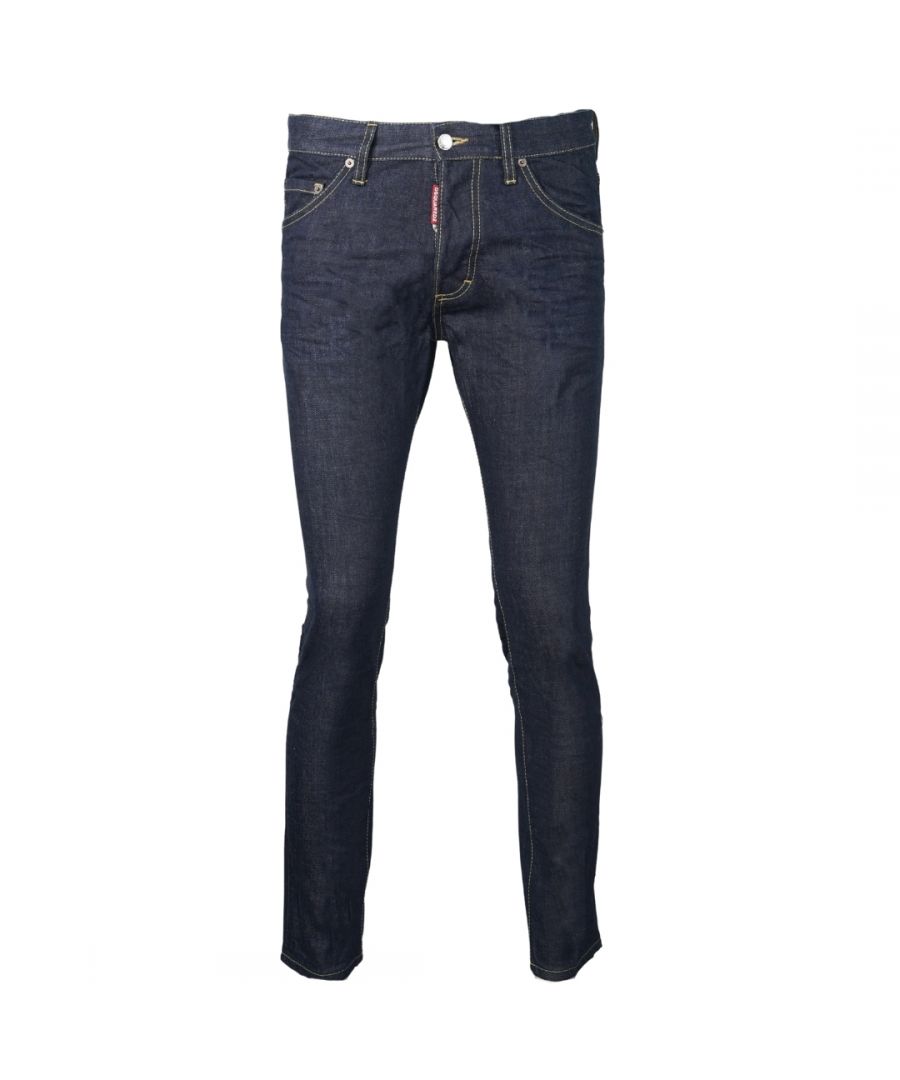 Dsquared2 Cool Guy-jeans in versleten spijkerstof. Dsquared2 Skinny Dan Jean S74LB0636 S30309 470. Stretchdenim 98% katoen, 2% elastaan. Knoopsluiting, gemaakt in Italië. Skinny Dan-pasvorm met taps toelopende pijpen. Grote logobadge op de achterkant, kenmerkende Fy-badge