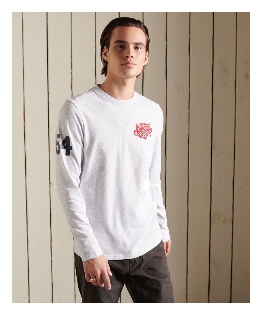 The Script Style Long Sleeve Top is an ideal addition to your wardrobe this season for a casual and vintage look.Relaxed fit – the classic Superdry fit. Not too slim, not too loose, just right. Go for your normal size.Crew necklineLong sleevesTextured graphicSignature logo patch