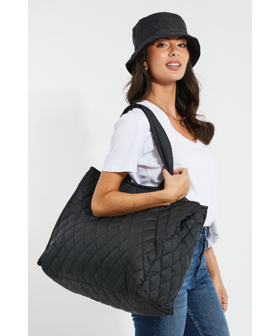 Kit yourself out with the Threadbare accessories you need most and co-ordinate them seamlessly to bring your outfit together.\nCarry all your essentials in this large diamond quilted black bad is in a tote shopper style with two quilted handles. Matching bucket hat has the same diamond quilting to create the co-ordinated look.\nPerfect pieces to wear together or separately all year round to finish off your look.