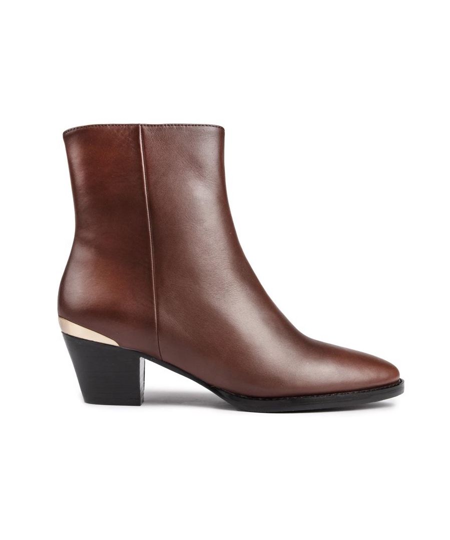 Show Off Radiate Sophistication And Style With The Radley Rosette Row Ladies Boots. These Brown Ankle Boots Feature A 3.5cm Heel With A Gold Metallic Detail, As Well As A Branded Sole And Insole And A Beautifull Leather Upper.