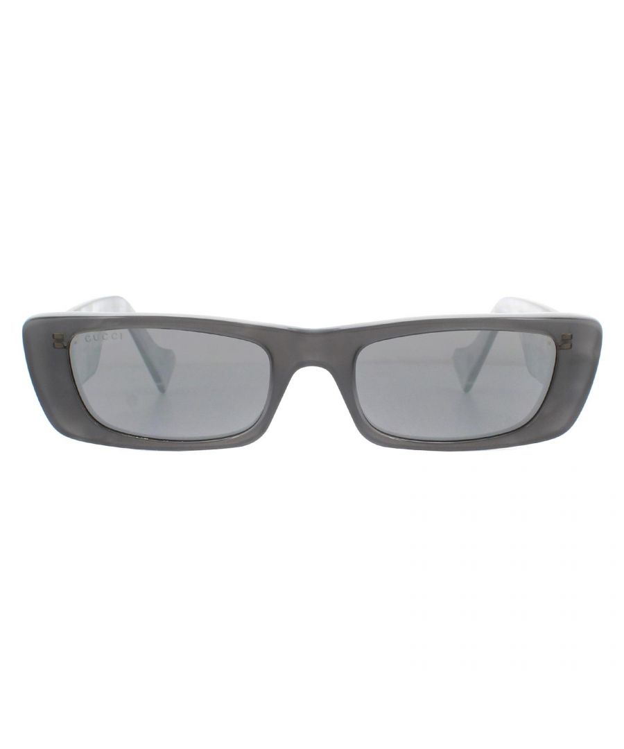 The Gucci GG0516S 002 Silver Grey sunglasses are vintage inspired with a bold rectangular acetate frame. The super thick temples are adorned with a large interlaced metal GG logo.