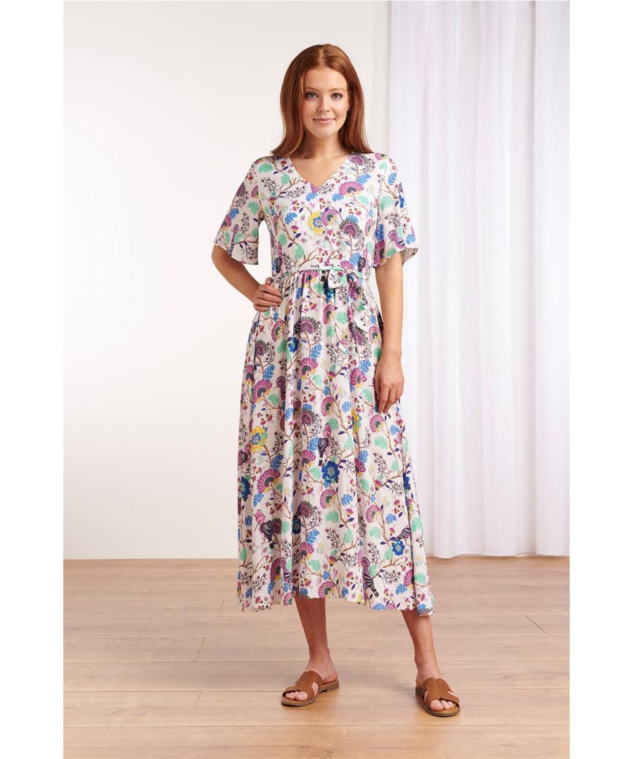 Deze vrolijke jurk is gemaakt van EcoVero, een duurzame rayon viscose en voelt daardoor heerlijk luchtig aan. Het model heeft een vrouwelijke V-hals, kort wijde mouwen en een strikceintuur in de taille.\n\nPrint: vogels\nPasvorm: losvallend\nLengte: midi\nModel: 1.80 lang en draagt S/36\nMade in P.R.C\nMateriaal: 100% rayon ecovero\nKleur: white-multi