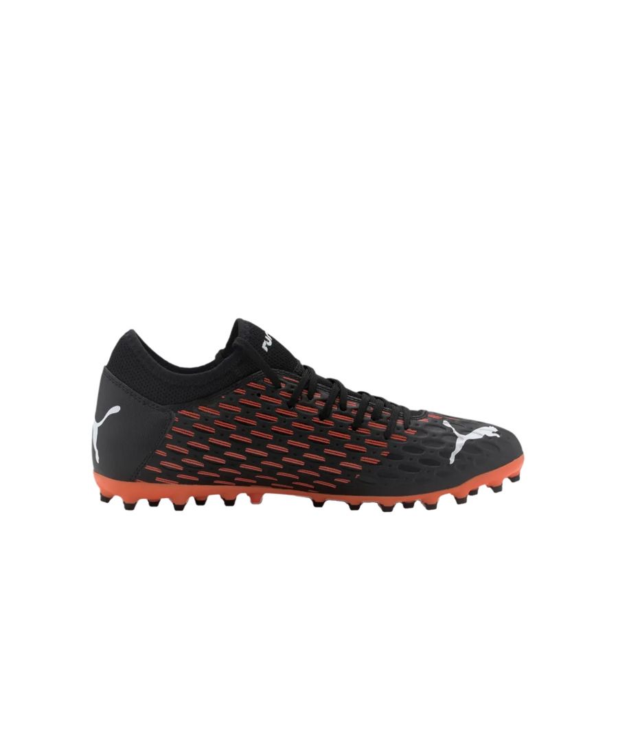 Synthetic upper with a woven sock. \nAdaptability and perfect lockdown. \nLightweight TPU outsole for speed and stability.