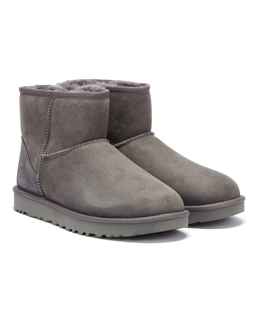 The Classic II features a pretreated upper for stain-and-water resistance and an UGG Treadlite sole for lightweight comfort and traction on both wet and dry surfaces. An iconic luxury style boasting twin-faced sheepskin and suede offering plush warmth and cosiness as well as natural wick-away properties.