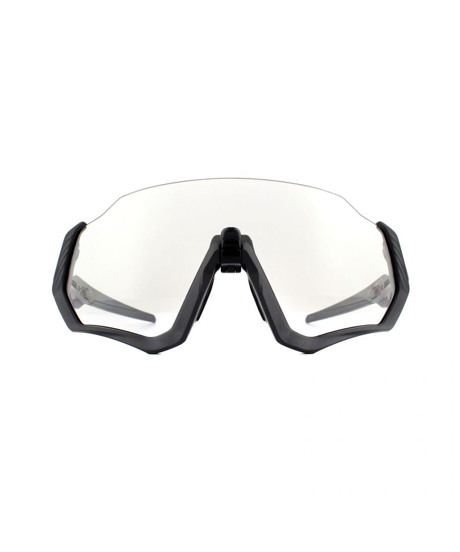 Oakley Sunglasses Flight Jacket OO9401-07 Steel Black Iridium Photochromic zijn een lichtgewicht model gemaakt van plastic, ideaal voor fietsen, hardlopen en verder-duurzaamheid en het hele dag comfort van lichtgewicht O-Matter 'framemateriaal, frame geschikt voor medium tot grote gezichten & #160;