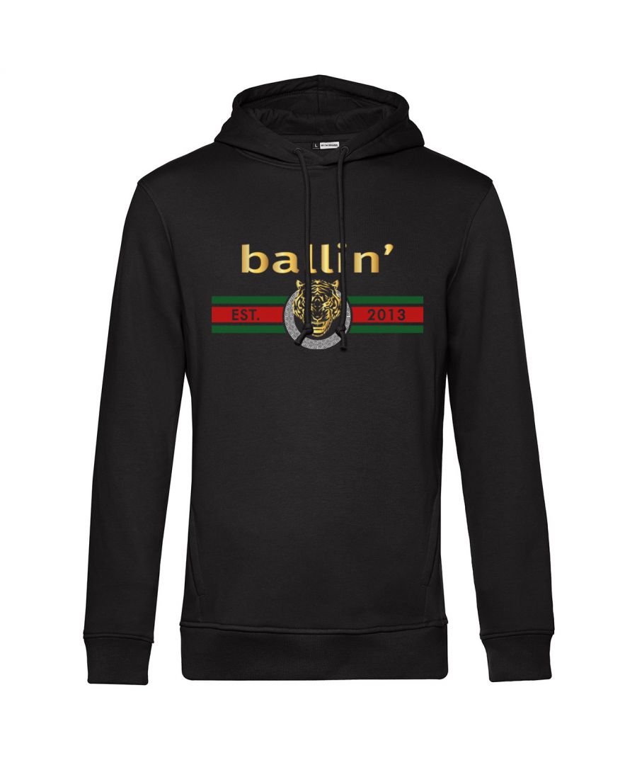 Heren hoodie met camouflage print van het merk Ballin Est. 2013. De hoodies van Ballin Est. 2013 zijn gemaakt van 80% biologisch katoen en 20% gerecycled polyester katoen, en hebben een normale pasvorm. Het zachte katoen zorgt voor een heerlijk draagcomfort.  Merk: Ballin Est. 2013Modelnaam: Tiger Lines HoodieCategorie: heren hoodieMaterialen: biologisch katoen, gerecycled polyesterKleur: zwart