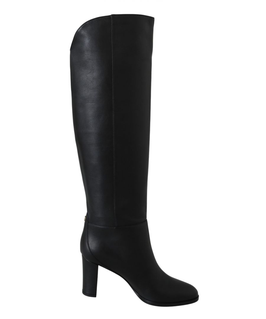 Prachtig gloednieuw met tags, stofzak en schoenendoos. 100% Authentieke Jimmy Choo Laarzen. Model: Zwarte ‘Madalie’ laarzen met hak. Kleur: Zwart Materiaal: 100% Kalfsleer Haklengte: 8 cm Collectie Seizoen: 2021 AW