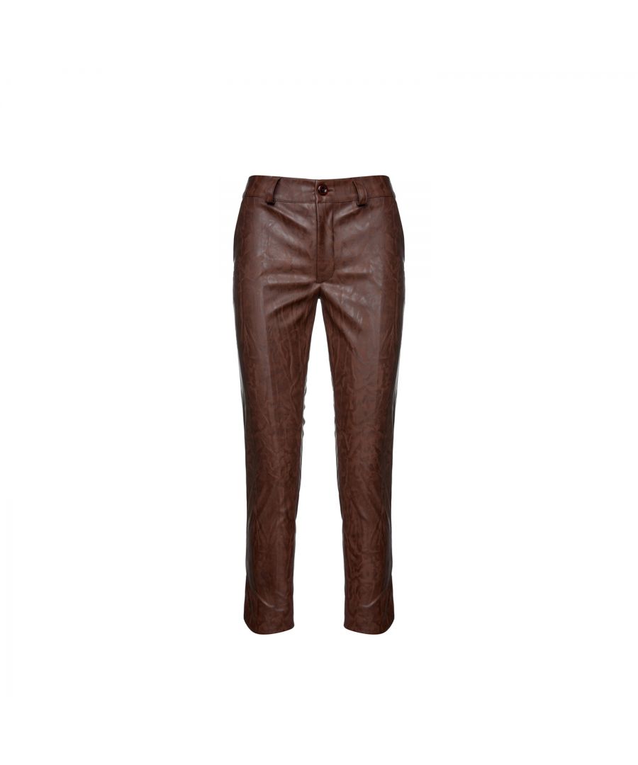 Deze 7/8 lengte broek is gemaakt van chocoladebruin kunstleer. Er is een tailleband van 5 cm met riemlussen in dezelfde stof. De broek sluit aan de voorkant met een kunstlederen knoop en rits. Aan de zijkanten zitten diagonale steekzakken. Aan de buitenkant van de zoom zit een afgeronde split. Draag met een nauwsluitende polo en sneakers voor een casual chic vibe.