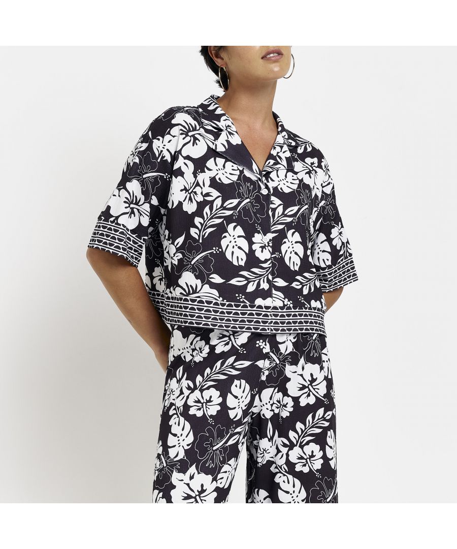 > Brand: River Island> Department: Women> Colour: Black> Type: Button-Up> Size Type: Regular> Material Composition: 99% Polyester 1% Elastane> Occasion: Casual> Pattern: Floral> Closure: Button> Material: Polyester> Neckline: Collared> Sleeve Length: Short Sleeve> Season: SS22