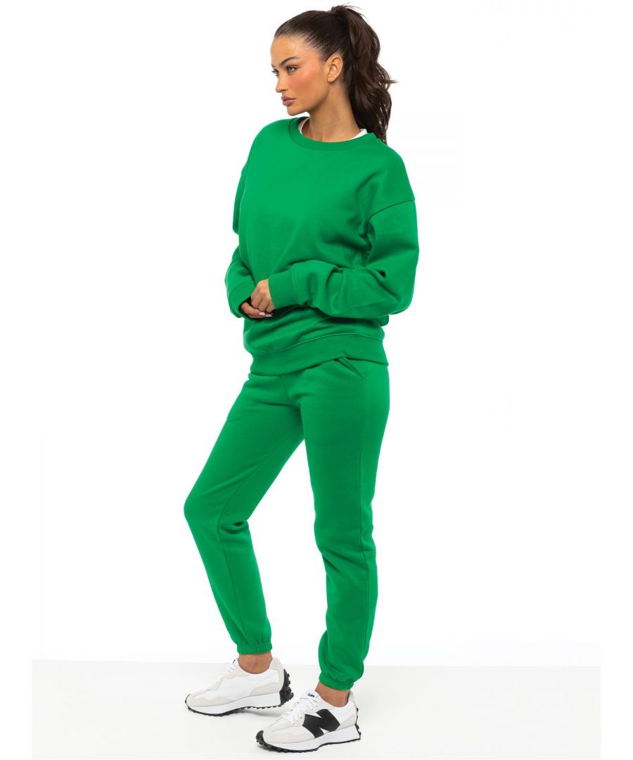 Enzo Women’s Oversized Sweatshirt and Relaxed Fit Joggers. Fashioned in Pure Fabric for Softness and Comfort. Joggers Feature 2 Side Slash Pockets. Brushed Back Inner Fleece Lining. Cuffed Leg Design. Elasticated Waist with drawstrings. Ideal to use for Casual and Work wear.